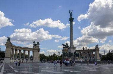 BUDAPEST, HUNGARY - 30 Haziran 2017: Kahramanlar Meydanı 'ndaki Milenyum Anıtı. Macaristan 'ın Budapeşte Meydanı' nda en çok ziyaret edilen yerlerden biridir.. 