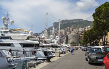MONTE CARLO, MONACO - 28 Haziran 2017: Yat ve tekneler Monte Carlo 'daki Herkül Limanı' na demirledi.