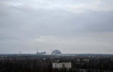 Ukrayna 'nın Çernobil Yasak Bölgesi' ndeki reaktör 4 nükleer santrali ve Pripyat hayalet kasabasının lahit (yeni barınak) görüntüsü 