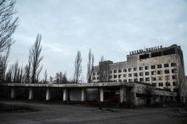 PRIPYAT, UKRAINE - 28 Kasım 2020: Pripyat 'ın merkezindeki Polissya Oteli. Çernobil Yasak Bölge, Ukrayna