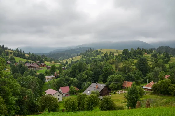 Peaceful Small Carpathian Village Valley Covered Mists Beautiful Landscape Forested — Stockfoto