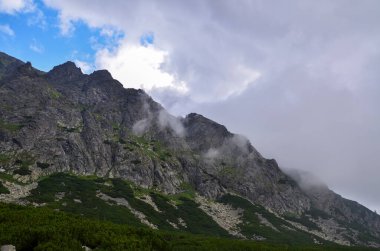 Slovakya 'daki Ulusal Park Lisesi Tatraları' nda yüksek tepeleri olan muhteşem dağ sırasına sahip Rocky manzarası