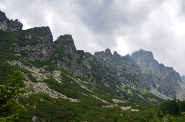 Slovakya 'nın High Tatras kentindeki bulutlarla kaplı keskin kayalık dağların manzarası 