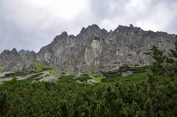 Malerischer Blick Auf Scharfe Felsige Berge Mit Wolken Der Hohen — Stockfoto