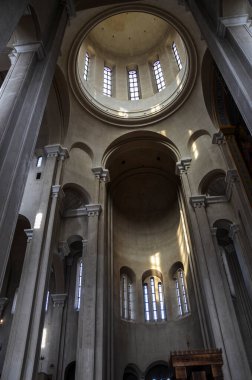 TBILISI, GEORGIA - 8 Ekim 2019: Tiflis, Gürcistan 'daki Kutsal Üçlemeci Katedrali (Tsminda Sameba Kilisesi)