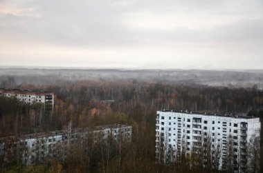 Çernobil Yasaklama Bölgesi, Pripyat, Ukrayna 'daki terk edilmiş binaların panoramik görüntüsü