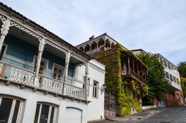 Tiflis, Gürcistan 'ın eski merkezinde, içi üzüm dolu ahşap balkonlu otantik Gürcü evleri. 