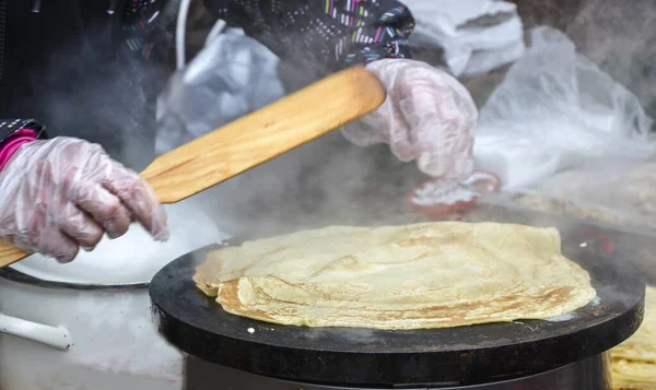 Yemek fuarında leziz krep hazırlıyorum.