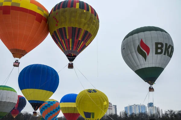 KYIV, UKRAINE - 20 Şubat 2021: Gökyüzüne karşı sepetli renkli renkli parlak renkli çizgili uçan balonlar. Havacılık Festivali  