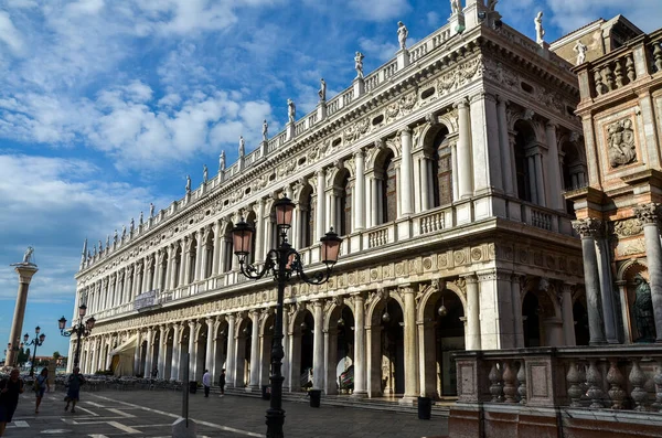 VENICE, İtalya - 29 Haziran 2017: Saint Theodore heykeli ve Venedik, İtalya 'daki Saint Mark Meydanı' ndaki Marciana kütüphanesinin cephesi