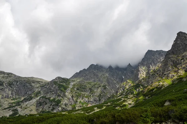 Paysage Avec Hauts Sommets Rocheux Pointus Pierre Sous Ciel Nuageux — Photo