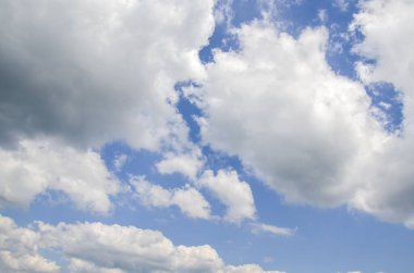 Kümülüs bembeyaz bulutlar mavi gökyüzüne karşı. Doku veya arkaplan