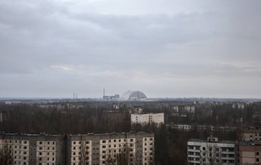 Terk edilmiş Pripyat şehrindeki Çernobil nükleer santralinin, Ukrayna 'nın Çernobil sınırlama bölgesindeki yeni lahitinin çatıdan görünüşüne bakın.
