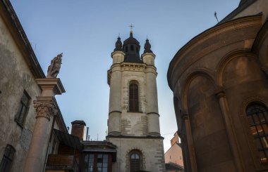 Çan kulesi ve Mary 'nin varsayımının Ermeni Katedrali' nin avlusu. Ukrayna 'nın eski Lviv kasabasında güzel bir mimari
