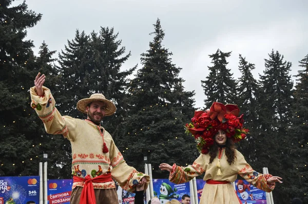 Kyiv Ucrania Marzo 2021 Caminantes Con Disfraces Tradicionales Ucranianos Posan — Foto de Stock