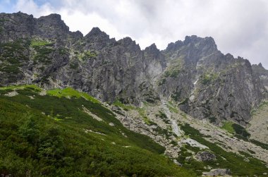 Slovakya 'nın High Tatras kentindeki bulutlarla kaplı keskin kayalık dağların manzarası 