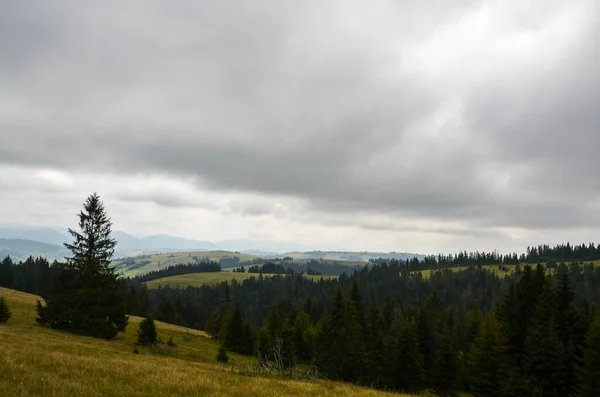 Malerische Berglandschaft Mit Grünen Hügeln Und Bergen Hintergrund Einem Bewölkten — Stockfoto