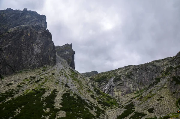 Picos Verdes Verdes Las Montañas Altas Tatra Durante Día Nublado —  Fotos de Stock