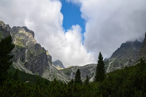 Vue Panoramique Montagnes Rocheuses Pointues Couvertes Nuages Dans Les Hautes — Photo