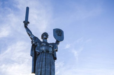 Anavatan Anıtı bulutlu mavi gökyüzüne karşı anıtsal bir heykel. Heykel, İkinci Dünya Savaşı 'nda Ukrayna Ulusal Müzesi' nin bir parçasıdır. Kyiv, Ukrayna