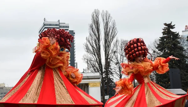 Kyiv Ucrania Marzo 2021 Caminantes Con Divertidos Disfraces Coloridos Posan — Foto de Stock