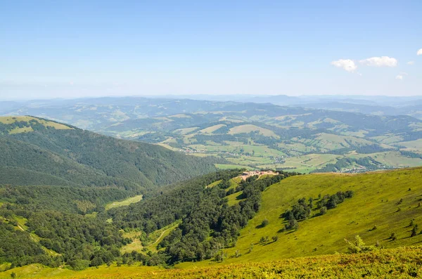 Majestic Carpathian Mountains Landscape Pylypets Village Summer Carpathian Mountains Ukraine — Stock Fotó