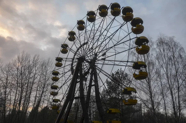 Pripyat 'taki lunaparkta terk edilmiş dönme dolap. Çernobil, Ukrayna 'nın sınırlama bölgesi
