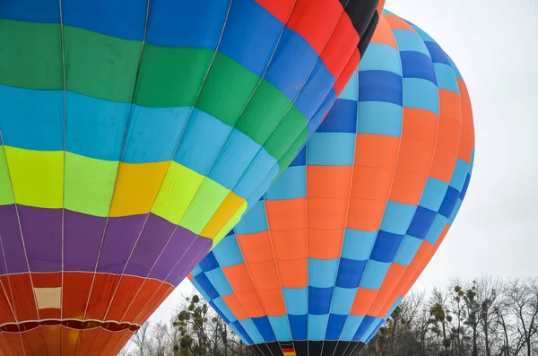 Färgglada Varmluftsballonger Flyger Himlen Festivalens Flygfält Äventyr Och Rolig Semester — Stockfoto