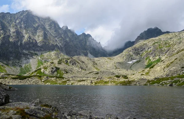 Όμορφη Λίμνη Βουνό Batizovske Pleso Γύρω Κορυφές Και Την Υψηλότερη — Φωτογραφία Αρχείου