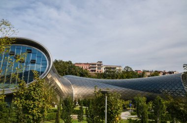 TBILISI, GEORGIA - 8 Ekim 2019: Rike Park 'taki Konser Müzik Salonu' nun modern mimari tasarımı. Tiflis, Gürcistan.