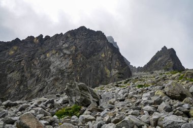 Slovakya, High Tatras 'ta bulutlu gökyüzünün altında dağların güzel, keskin tepeleri.