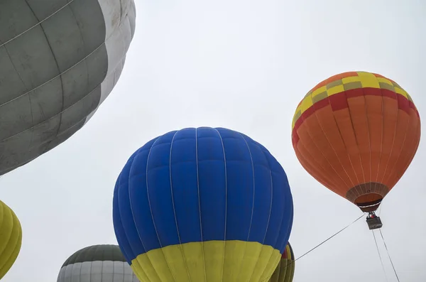 Festivalde Gökyüzünde Uçuşan Renkli Sıcak Hava Balonları Macera Eğlenceli Tatil — Stok fotoğraf