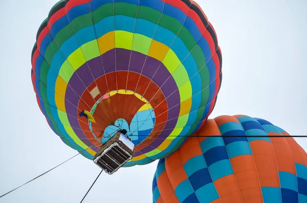 Färgglada Varmluftsballonger Flyger Himlen Festivalens Flygfält Äventyr Och Rolig Semester — Stockfoto