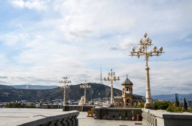 Tiflis, Gürcistan 'daki Çan Kulesi ve Kutsal Üçlü Katedrali (Tsminda Sameba) bölgesi