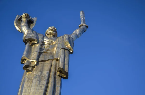 Vista Posterior Monumental Estatua Metal Madre Patria Kiev Con Escudo —  Fotos de Stock