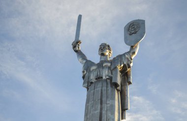KYIV, UKRAINE - 25 Mart 2021 Kyiv 'deki Anavatan Anıtı. İkinci Dünya Savaşı 'nda Ukrayna Tarihi Müzesi' nin bir parçası..