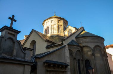 Ukrayna 'nın başkenti Lviv' de Meryem 'in Hz.Meryem' in Varsayımının Antik Ermeni Kilisesi 'nin üzerinde Hristiyan haçı bulunan kubbeler ve cephe