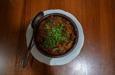 Chashushuli, domates soslu ve otlu sığır güveci. Tipik bir seramik kasede geleneksel Gürcü yemeği. 