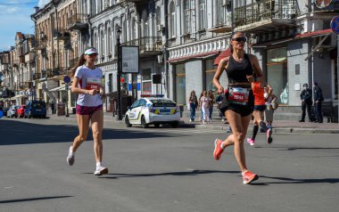 KYIV, UKRAINE - 22 Mayıs 2021: Kyiv 'de yarışan kadın koşucular. Spor ve sağlıklı spor.