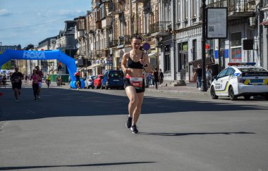 KYIV, UKRAINE - 22 Mayıs 2021: Kyiv 'de yarışan kadın koşucular. Spor ve sağlıklı spor.