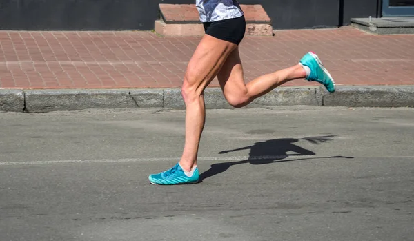 Бігун Фітнес Жіночі Ноги Бігають Дорозі Тренування Бігу Концепція Оздоровлення — стокове фото