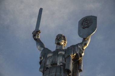 KYIV, UKRAINE - 25 Mart 2021 Kyiv 'deki Anavatan Anıtı. İkinci Dünya Savaşı 'nda Ukrayna Tarihi Müzesi' nin bir parçası..