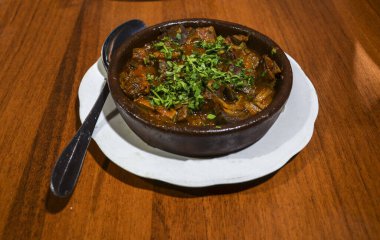 Chashushuli, domates soslu ve otlu sığır güveci. Tipik bir seramik kasede geleneksel Gürcü yemeği. 