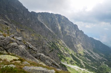 Slovakya, High Tatras 'ta bulutlu gökyüzünün altında dağların güzel, keskin tepeleri.