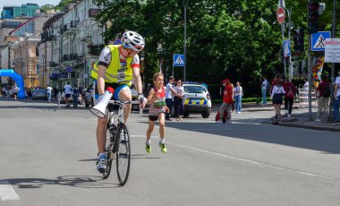 KYIV, UKRAINE - 22 Mayıs 2021: Güneşli bir günde sokakta koşan mutlu küçük çocuklar