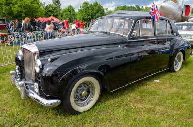 KYIV, UKRAINE 29 Mayıs 2021: Eski araba karası festivali. 1959 Bentley S2, V-8 motorlu ilk Bentley modeldir.