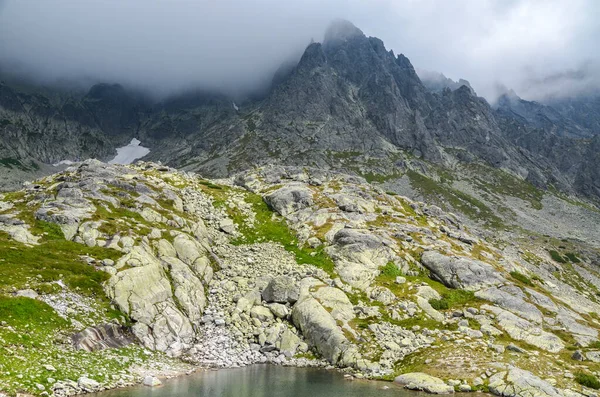 Pedras Irregulares Afiadas Emergem Névoa Acima Nuvens Chuva High Tatras — Fotografia de Stock