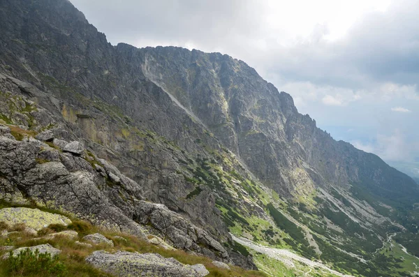 Piękne Ostre Skaliste Szczyty Pasm Górskich Pod Zachmurzonym Niebem Tatrach — Zdjęcie stockowe