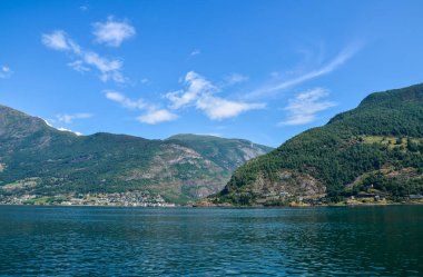 Sognefjord 'un güzel doğal manzarası yaz günü fiyort boyunca yaptığı güzel tekne gezisiyle ünlüdür. Norveç.