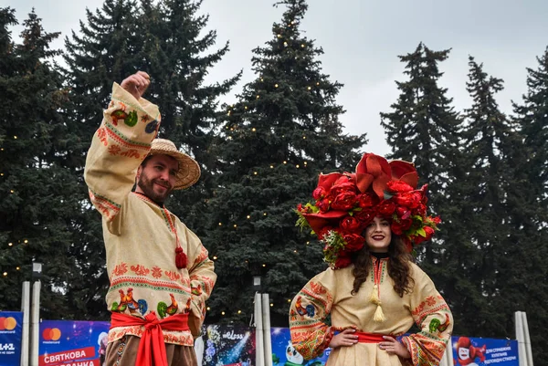 Kyiv Ukraine 2021年3月14日 ウクライナのキエフでのシュロヴェートのお祝いの間に写真のための伝統的なウクライナの衣装のスティルトウォーカーのポーズ — ストック写真